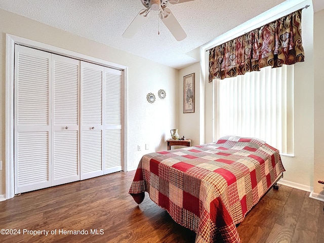 bedroom featuring a closet, ceiling fan, a textured ceiling, and dark hardwood / wood-style floors