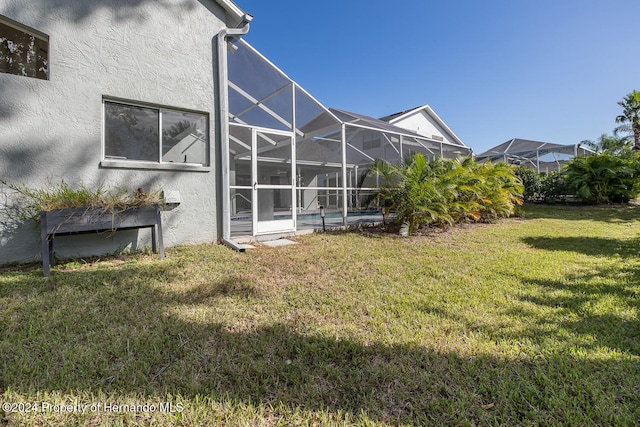 view of yard with a lanai