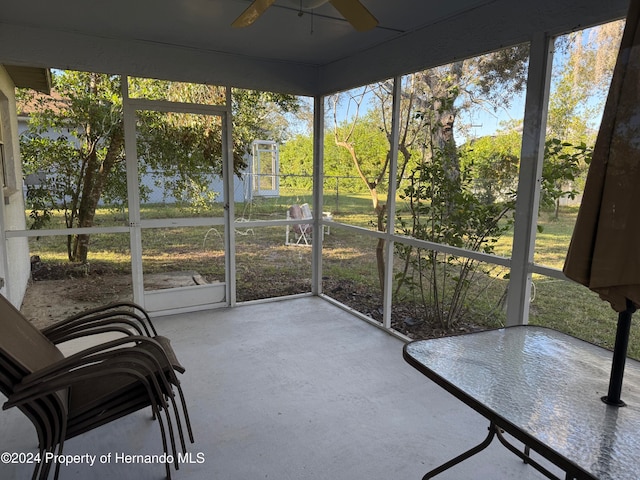 sunroom / solarium with ceiling fan