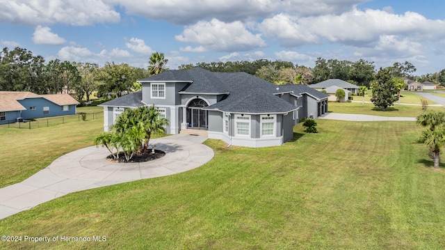 view of front of property featuring a front yard