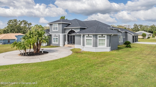 view of front of property featuring a front lawn