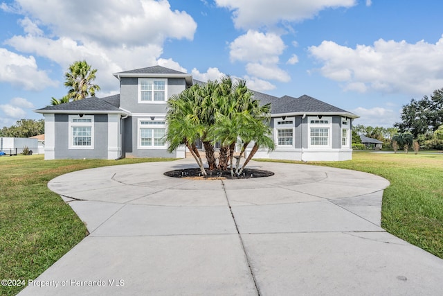 view of front of house featuring a front lawn