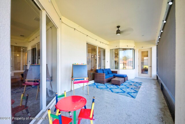 sunroom featuring ceiling fan