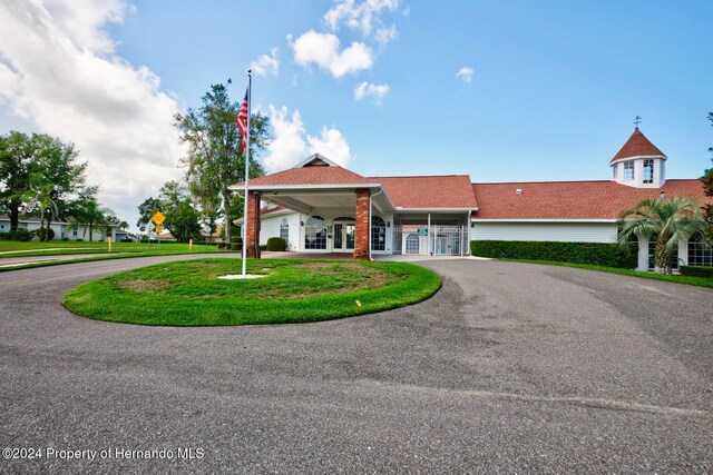 view of front of home featuring a front yard and a carport