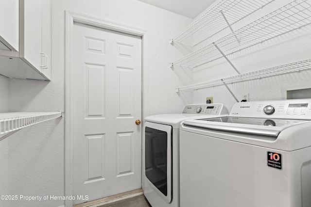 laundry room with cabinets and independent washer and dryer