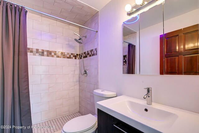 bathroom featuring a shower with shower curtain, vanity, and toilet