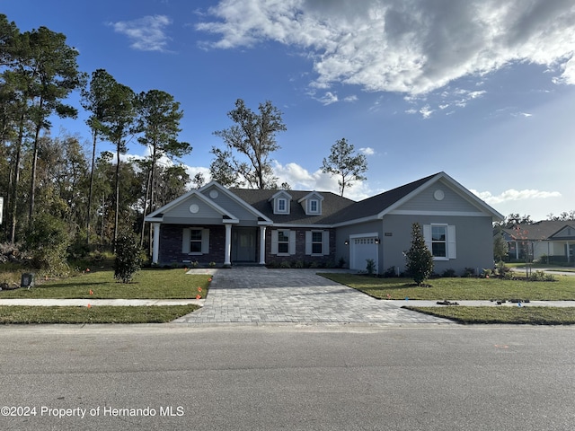 view of front of house featuring a front lawn and a garage