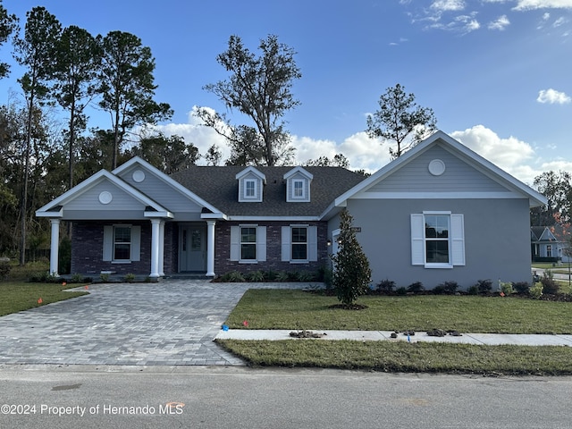 view of front of house featuring a front lawn