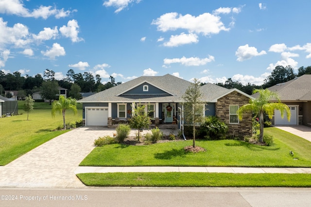 view of front of home featuring a front lawn and a garage