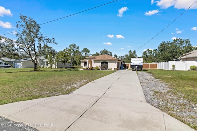 view of front of home featuring a front yard