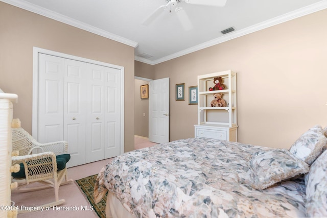 bedroom with ornamental molding, a closet, and ceiling fan