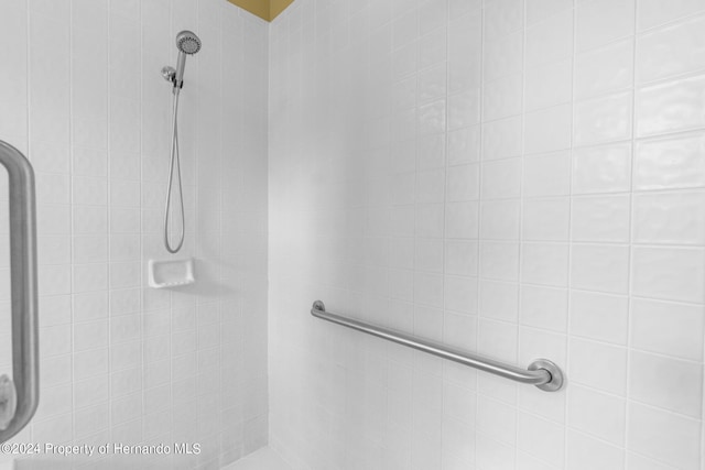 bathroom featuring a tile shower