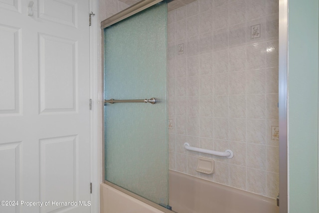 bathroom with enclosed tub / shower combo