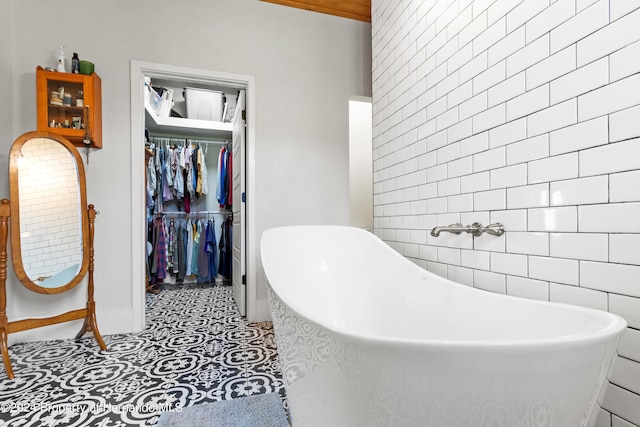 bathroom featuring a washtub