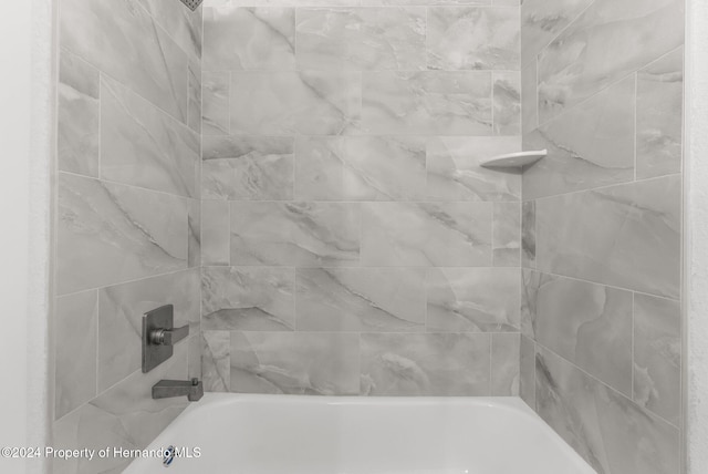 bathroom with tiled shower / bath combo