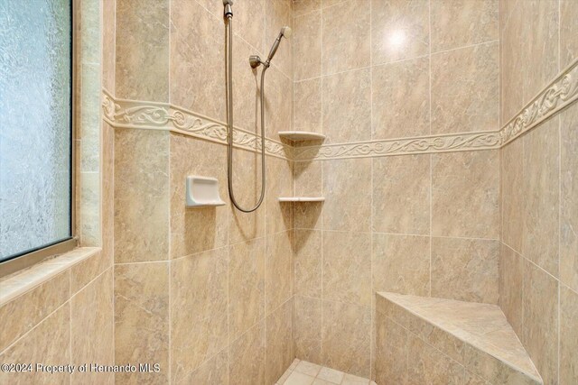 bathroom featuring tiled shower