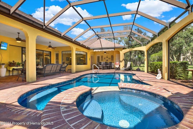 view of pool featuring an in ground hot tub, an outdoor living space, ceiling fan, a patio, and a lanai