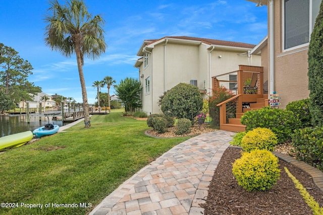 view of yard featuring a water view