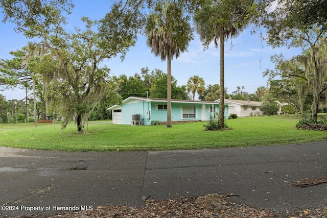 view of front of home featuring a front yard