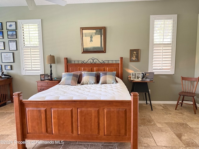 bedroom featuring ceiling fan and a textured ceiling