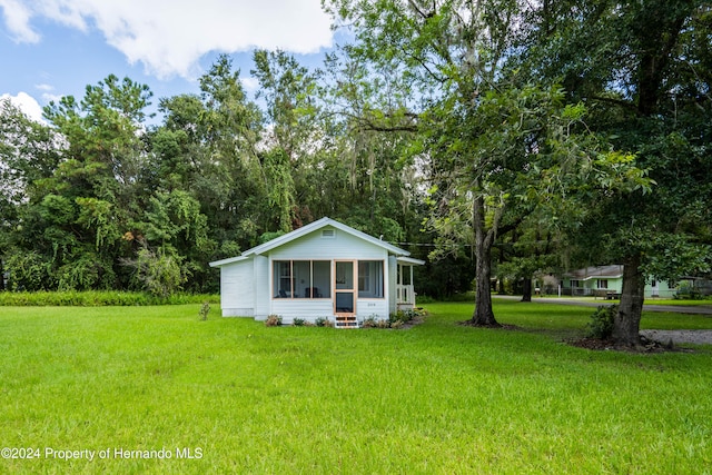 view of front of home featuring a front yard