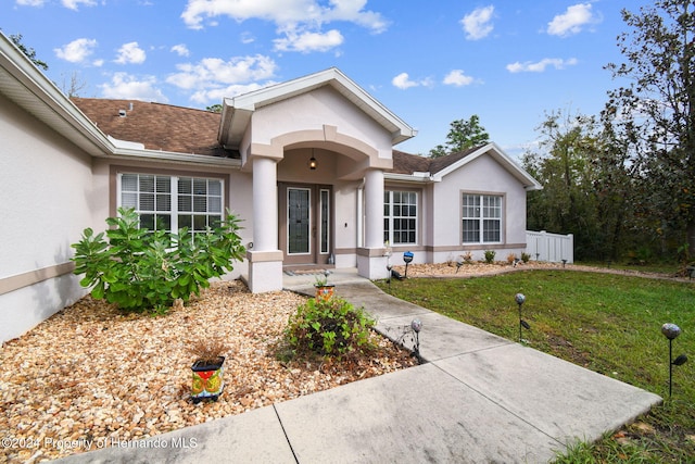 view of front of home featuring a front yard