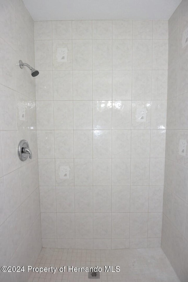 bathroom featuring tiled shower