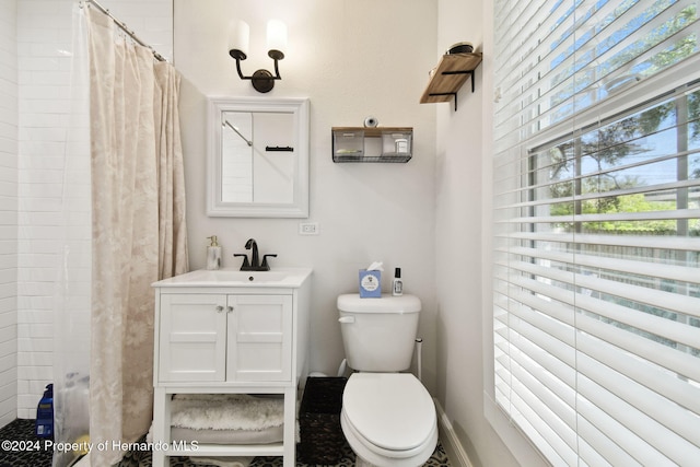 bathroom with a shower with shower curtain, vanity, and toilet