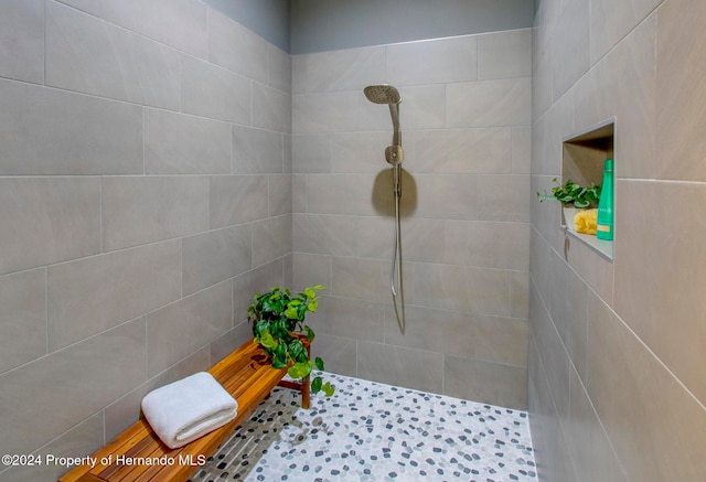 bathroom featuring a tile shower