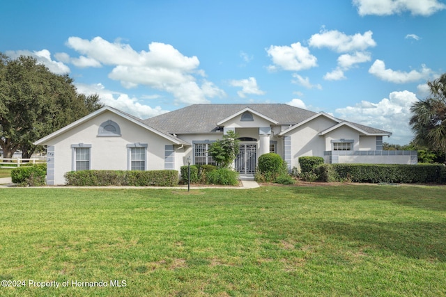 ranch-style house featuring a front yard