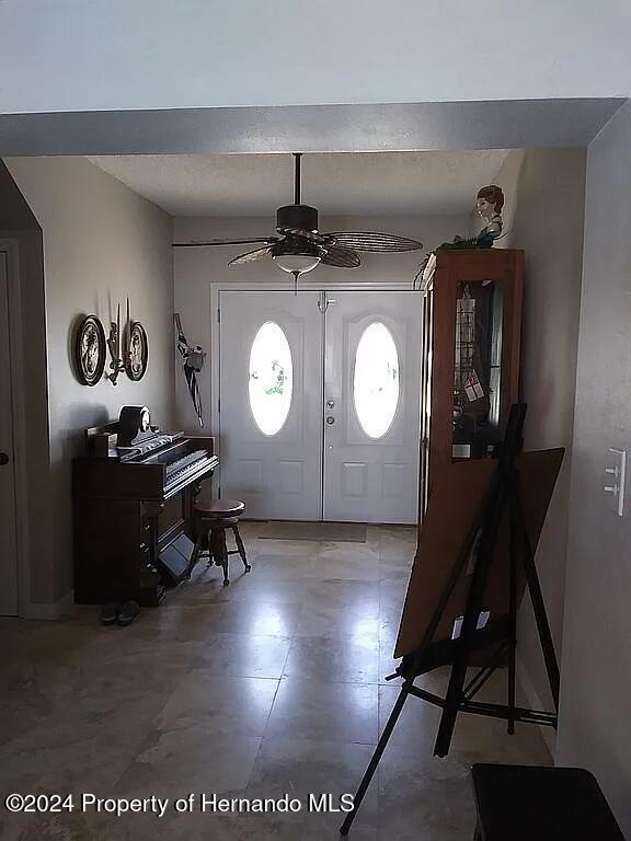 entryway with ceiling fan