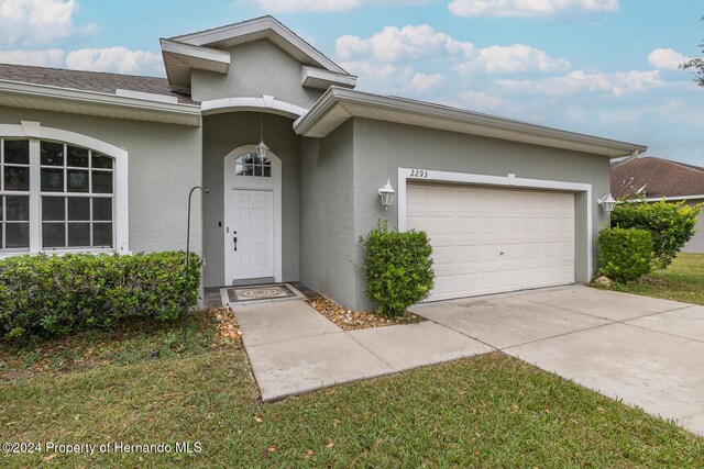 view of front facade featuring a garage and a front yard