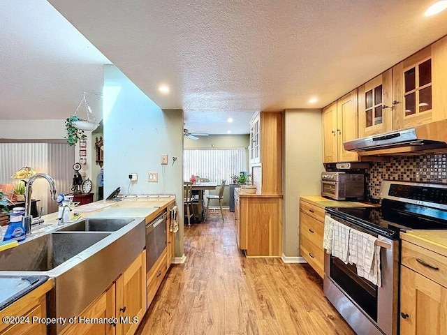 kitchen featuring tasteful backsplash, stainless steel electric range, light wood-type flooring, a textured ceiling, and ceiling fan