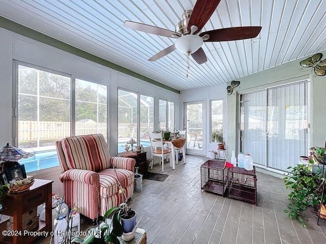 sunroom with ceiling fan