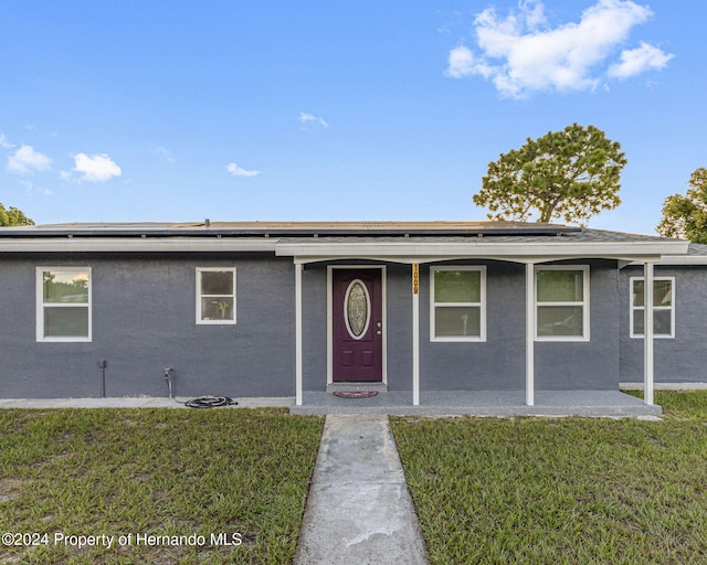 single story home featuring a front yard