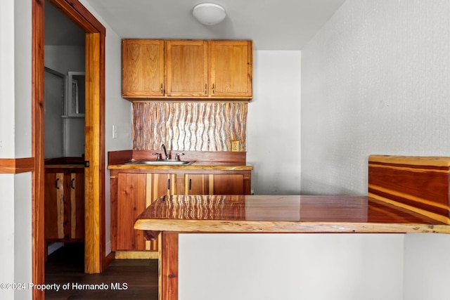 bar with sink and wood-type flooring