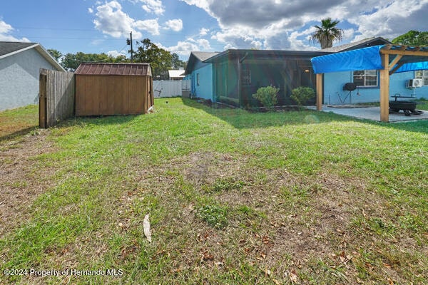 view of yard with a storage shed