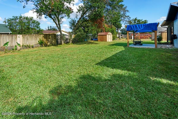 view of yard with a shed