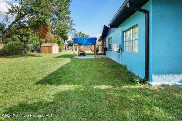 view of yard featuring a storage shed