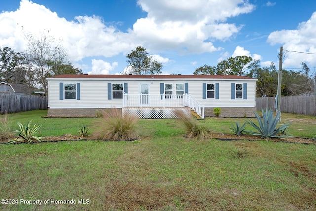 manufactured / mobile home with a front lawn