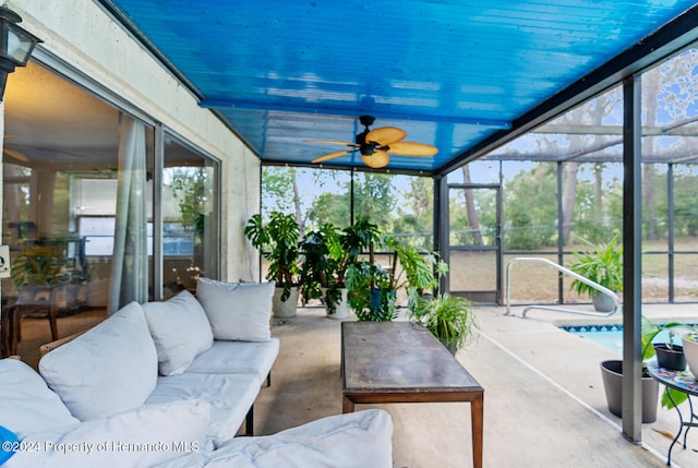 sunroom with ceiling fan