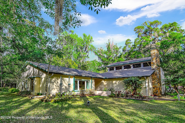 view of front of house featuring a front lawn