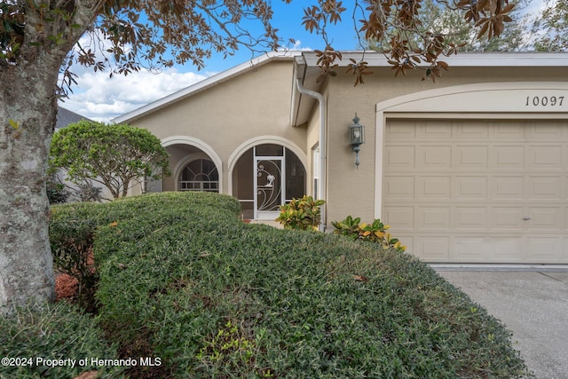 view of front of property featuring a garage