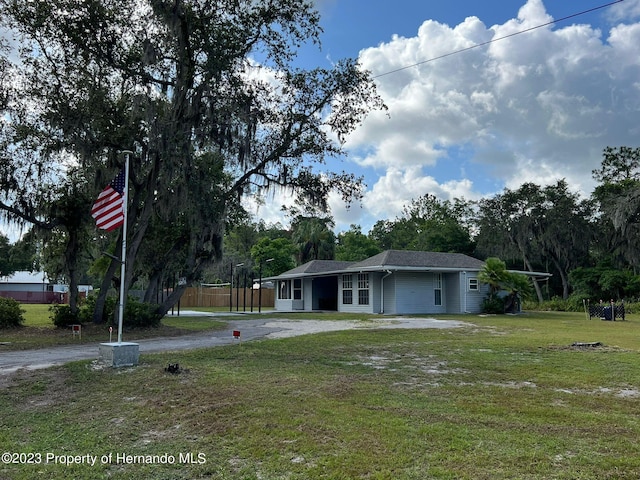 view of front facade featuring a front lawn