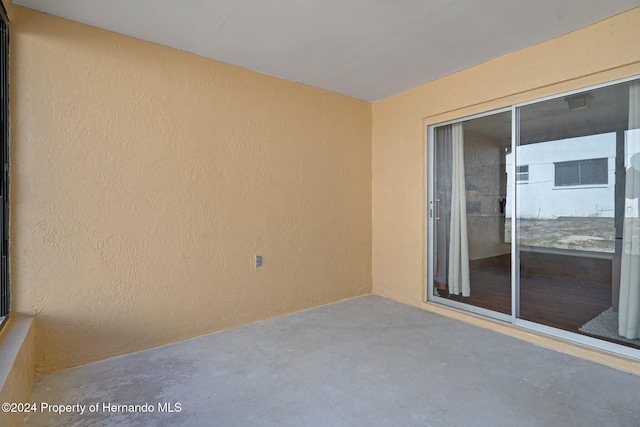 unfurnished room with concrete floors