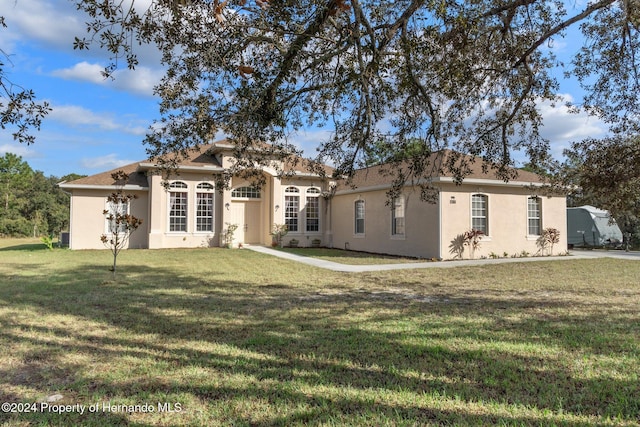 view of front facade with a front yard