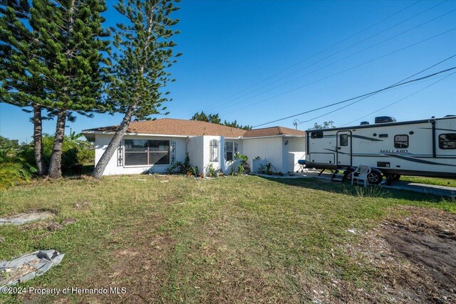 view of front of house with a front lawn