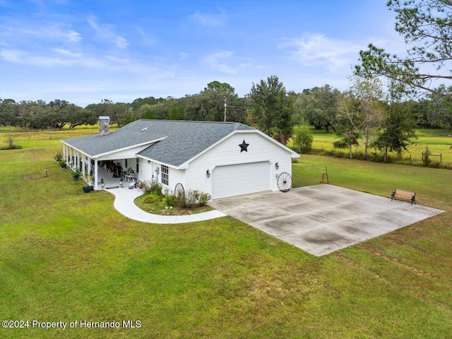 view of front of home featuring a front lawn and a garage