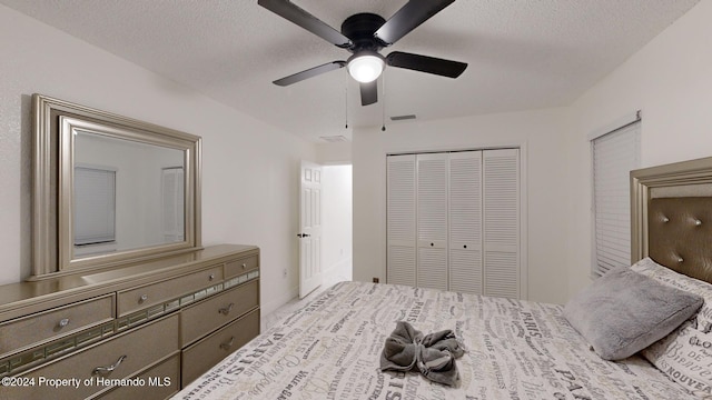 bedroom featuring ceiling fan, a textured ceiling, and a closet