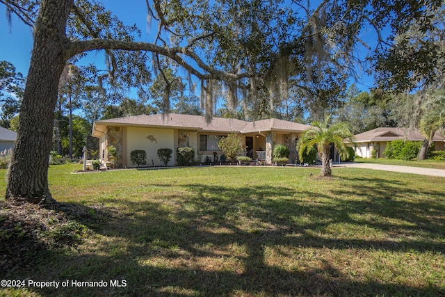 single story home with a front yard